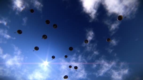 Paracaidistas descendiendo en el cielo — Vídeo de stock