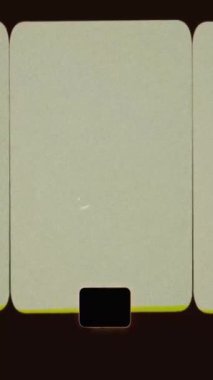 Dikey 8 mm Film Reel Overlay, Celluloid Grain, Frame Marks ve Sprocket Flicker for Mobile Video. Yüksek kalite 4k görüntü