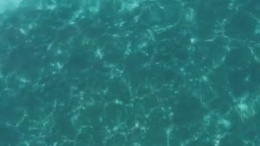 Turkuaz dalgaları berrak su