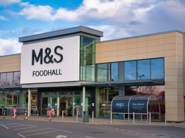 Güneşli bir öğleden sonra İngiltere 'nin Wirral kentindeki yerel bir perakende parkında çekilmiş Marks & Spencer Foodhall logosu.