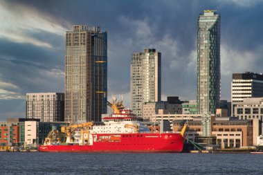 RRS Sir David Attenborough, Liverpool 'un tarihi UNESCO limanına demir attı..