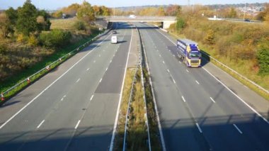 İngiltere 'nin kuzeybatısındaki Wirral şehrinde sonbaharın sonlarında M53 otoyolunda trafik sıkışıklığı..