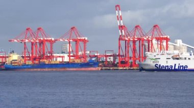 Stena Feribotu, İngiltere 'nin Liverpool Limanı' ndaki vinçleri taşıyan konteynırı geçer.