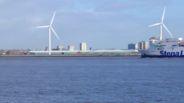 El Ferry Stena pasa por turbinas eólicas en la orilla norte del río Mersey en Liverpool, Reino Unido — Vídeo de stock