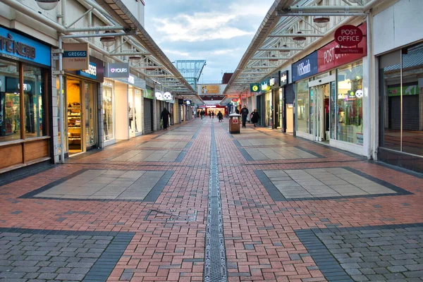 2020 영국의 쇼핑몰의 모습이 그려졌다 필수적 상점은 있지만 대부분 닫습니다 — 스톡 사진