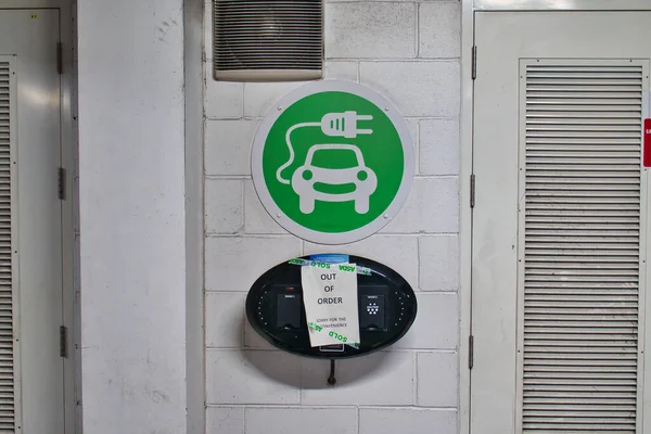 Ein Schild Einer Ladestation Für Elektrofahrzeuge Weist Darauf Hin Dass Stockfoto