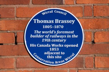 Birkenhead, Wirral, Birleşik Krallık 'taki Kanada İş Alanının üretim mühendisi Thomas Brassey' nin (1805-1870) anısına yapılmış mavi bir plaket.)