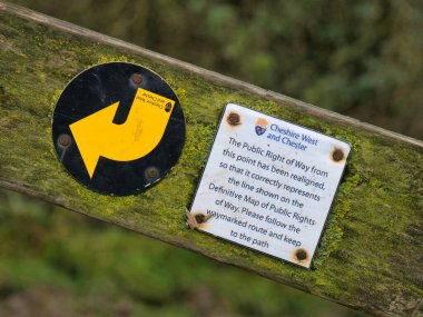 Eski bir stile giden yol açılı yosunlu ahşap bir çubuk tarafından kapatılmıştır. Üzerinde 