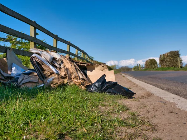 Los Residuos Comerciales Vertidos Ilegalmente Volando Borde Carretera Carril Campo — Foto de Stock