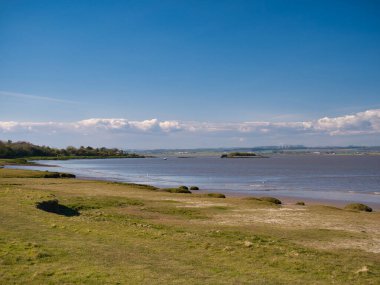 Solway Firth 'ün güney sahilindeki gelgit sulak alanları. Kuzeybatı Cumbria, İngiltere 'de, Carlisle Limanı yakınlarında güneşli bir günde çekildi.
