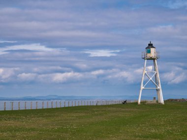 Solway Coast, Cumbria, İngiltere 'deki Silloth' daki 12 metre yüksekliğindeki Doğu Cote deniz feneri çelik bir kulede inşa edildi..