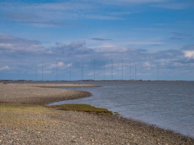 İngiltere 'nin Solway Sahili yakınlarındaki Grune Point' ten Anthorn Radyo İstasyonu 'ndaki VLF vericisinin direkleri. Direkler denizaltılarla iletişim kurmak için kullanılıyor..