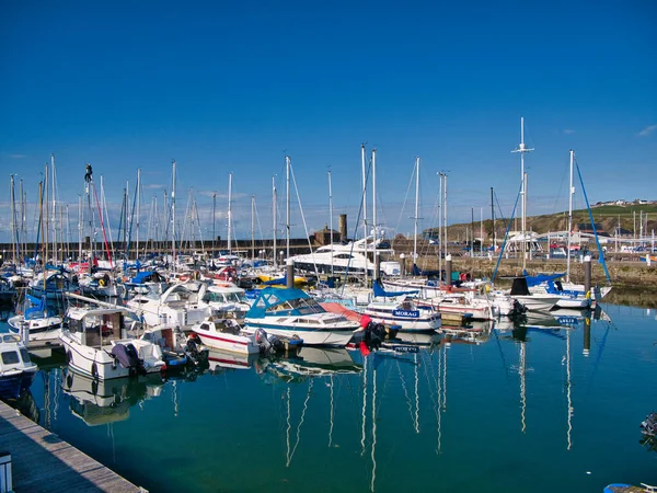 Bei Sonnenschein Einem Ruhigen Sonnigen Tag Ankerten Freizeitboote Anlegestellen Maryport — Stockfoto