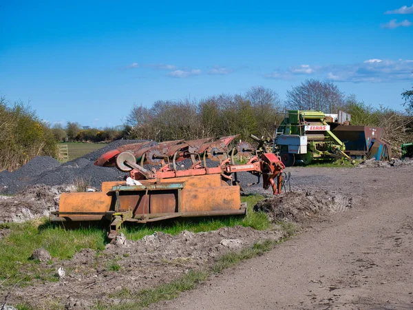 Solway Cumbria Ngiltere Hurdaya Çıkmış Paslanmış Çiftlik Makineleri Baharın Güneşli — Stok fotoğraf