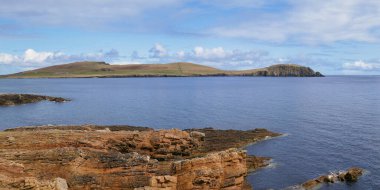 İngiltere, Shetland 'in güneyindeki Sumburgh Head manzarası, Burgi' nin Ness 'inden çekildi. Baharın sakin ve güneşli bir gününde..