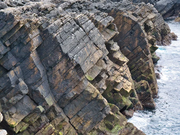Meredek Lejtésű Törött Kőzetrétegek Burgi Ness Dél Shetland Egyesült Királyság — Stock Fotó