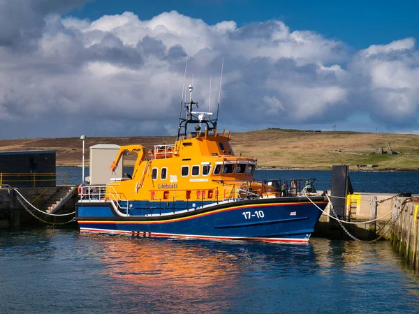 Lerwick Rnliブレッセイ スリップとビクトリア ピアの近くのラーウィックで係留された7クラスの救命艇17 青空と白い雲と穏やかな晴れた日に撮影 — ストック写真