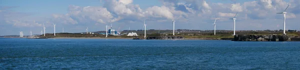 イギリス カンブリア州ソルウェイ海岸の陸上風力タービンのパノラマ 青い空と雲と春の晴れた日に撮影 — ストック写真