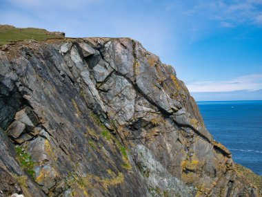 Dik eğimli, kırık Shetland Ophiolite Kompleksi - Metaharzburgite. Metamorfik Taşyatağı yaklaşık 419 ila 1000 milyon yıl önce, İngiltere 'deki Unst, Shetland döneminde oluşmuştur.