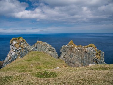 Clibberswick Tepesi 'nin tepesinde, Hagmark Boynuzları denizciler için tanınabilir bir dönüm noktası - İngiltere' nin Shetland kentindeki Unst adasının afili doğu kıyısının bir parçası olan