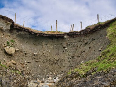 Bir kıyı yürüyüşü yolunun bir bölümü aşınma ve heyelan yüzünden kayboldu..