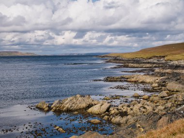 Lunna Ness, Shetland, İngiltere 'deki Outrabister yakınlarındaki engebeli kıyı manzarası - Gneissose Psammite ve Gneissose Semipelite' in kayaları. Metamorfik kaya, c. 541 ile 1000Mya 'yı oluşturdu.