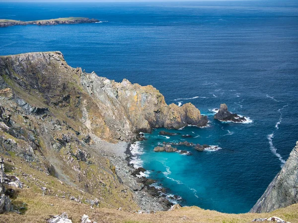 Acantilados Marinos Agua Turquesa Alrededor Clibberswick Isla Unst Shetland Reino — Foto de Stock