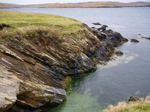 Estratos Rochosos Inclinados Falésias Costeiras Ness Hillswick Northmavine Shetland Reino — Fotografia de Stock