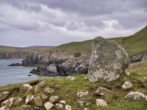 Large Boulder Other Smaller Rocks Rugged Remote Coastline Ness Hillswick — Stock Photo, Image