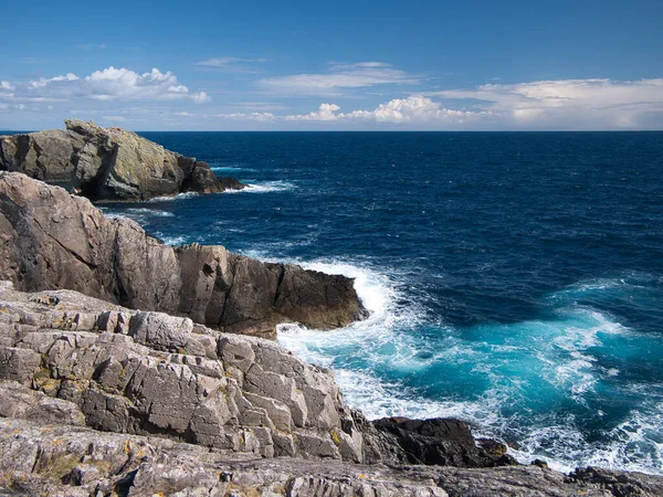 在英国设得兰的布鲁雷岛东部 大约5 41亿到10亿年前形成了白度 中的浅灰色金属石 变质岩 — 图库照片