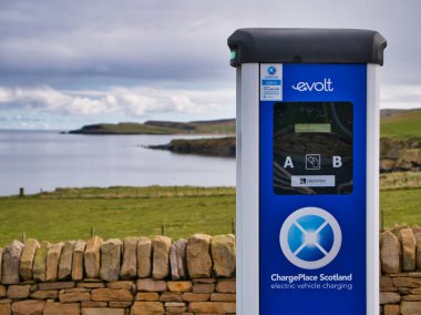 İngiltere, Shetland, Hoswick 'teki Ziyaretçi Merkezi otoparkında, İskoçya' nın uzak ve kıyı bölgesinde geliştirilmiş mavi bir soket..