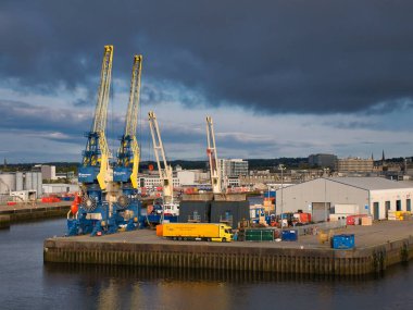 İngiltere, İskoçya 'daki Aberdeen Limanı' ndaki Atlantic Wharf 'ta iki demiryolu vinci var. Her birinin kapasitesi 8 tona kadar (kap) ve 20 tona kadar (kanca)).