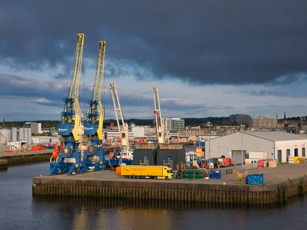 イギリスのスコットランドのアバディーン港にあるアトランティック ワーフに2本のレールが取り付けられている それぞれ最大8トン グラブ と最大20トン フック の容量を持っています — ストック写真