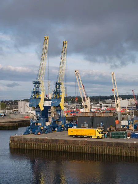イギリスのスコットランドのアバディーン港にあるアトランティック ワーフに2本のレールが取り付けられている それぞれ最大8トン グラブ と最大20トン フック の容量を持っています — ストック写真