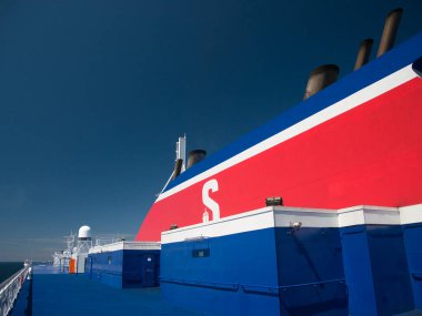 Stena Hattı 'nın kırmızı, beyaz ve mavi renkli üst yapısı Birkenhead ve Belfast arasında İrlanda Denizi' nde seyrediyor.