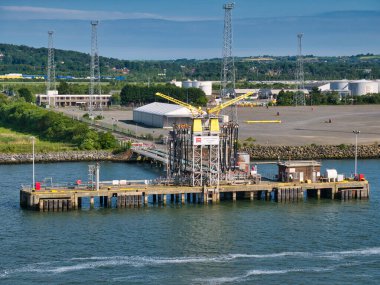 Belfast Petrol Terminali Haziran 2021 'de açık ve güneşli bir akşamda.