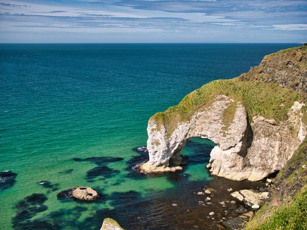 Natural Arch Exposed Rock Strata Portrush Antrim Causeway Coast Path — Φωτογραφία Αρχείου