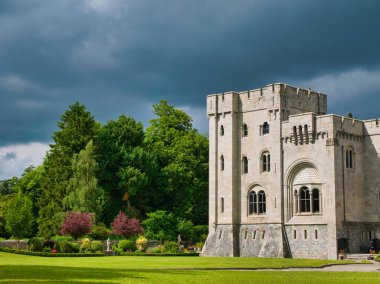 19. yüzyıldan kalma Gosford Şatosu 'nun Markethill yakınlarındaki Gosford Forest Park' taki kır evi ve bahçeleri, Kuzey İrlanda Armagh ilçesi. Güneşli bir günde bulutlarla çekildi..