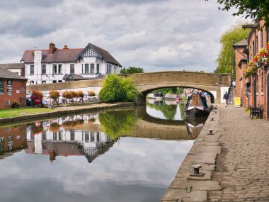 Burscough rıhtımı ve A59 'daki yol trafiğini Burscough, Lancashire, İngiltere' deki Liverpool Kanalı 'na taşıyan köprü yazın sakin bir günde çekildi..