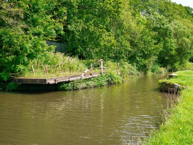 Lancashire, İngiltere 'deki Liverpool Kanalı' nda terk edilmiş, terk edilmiş bir salıncak köprüsü.