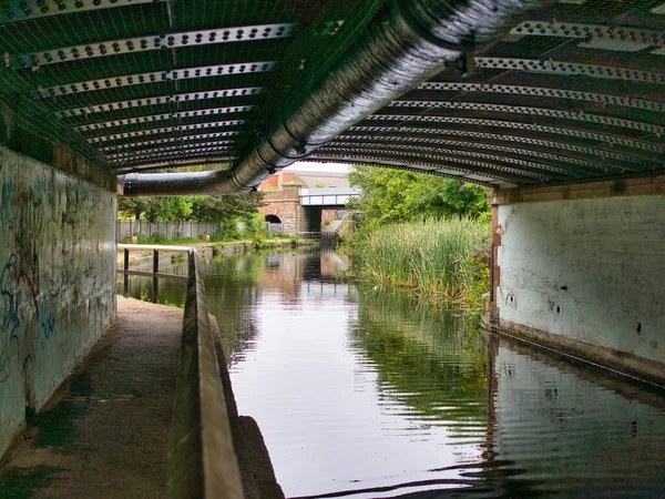 Затемненная Тропинка Ливерпульского Канала Лидса Проходит Заклепанным Металлическим Мостом Трубопроводом — стоковое фото