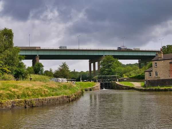 Los Vehículos Autopista Cruzan Canal Leeds Liverpool Viaducto Gathurst Sobre — Foto de Stock