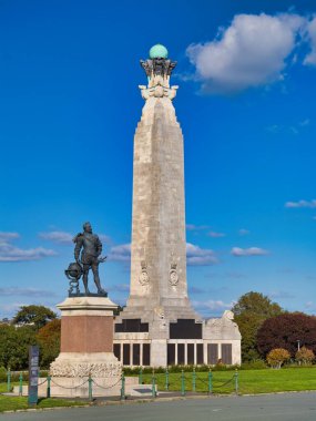 Plymouth, İngiltere - Sep 25 2025: Plymouth, Devon, İngiltere 'de Plymouth Hoe' da çekilen Plymouth Donanma Anıtı 'ndan önce Sör Francis Drake' in bronz heykeli.