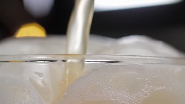 Bardağa Büyük Miktarda Beyaz Köpük Oluşturan Bir Bira Akıntısı Dökülüyor — Stok video