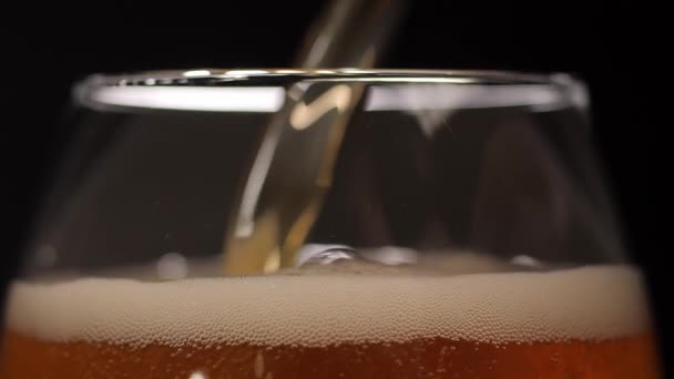 Пиво Медленно Наливается Стекло Образуя Пену Пузырьки Замедленная Съемка 180 — стоковое видео