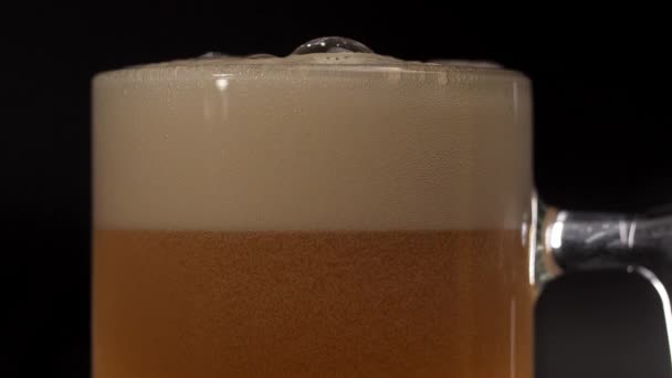 Bubliny Piva Pomalu Stoupají Pěny Hrnku Plném Lehkého Pšeničného Piva — Stock video