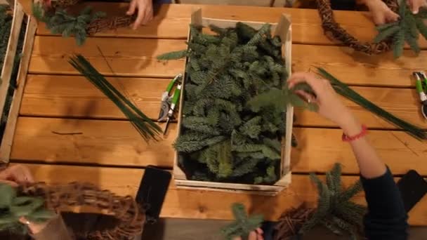 Yeni Yıl Süslemeleri Ile Tahta Bir Masanın Üzerinde Kutular Içinde — Stok video