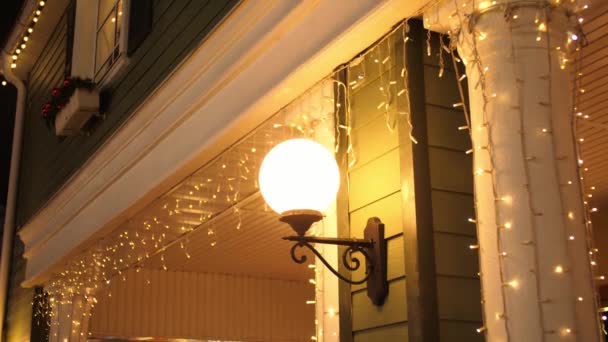 夜のゴルダ通りの新年の雰囲気 休日の装飾 ガーランドや照明は魔法のクリスマス気分を作成します — ストック動画