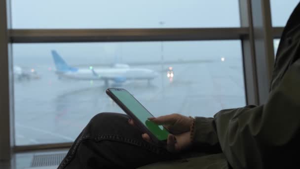 Chica Sienta Utiliza Teléfono Inteligente Con Una Pantalla Verde Aeropuerto — Vídeos de Stock