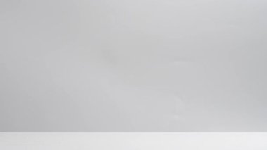 Cevizler market arabasına doldurulurken dökülüyor. Fındık dolu beyaz bir arka planda süpermarketten alışveriş arabası.